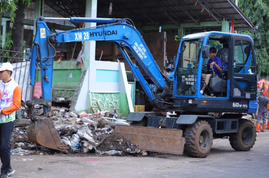 Pemerintah Kota Administrasi Jakarta Timur (Pemkot Jaktim) bersama warga bergotong royong menata kawasan sekitar kolong jembatan/flyover di Jalan Basuki Rahmat, RW 01 dan RW 02, Kelurahan Balimester, Kecamatan Jatinegara, pada Sabtu (30/11/2024). Foto: Ist