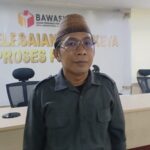 Koordinator Divisi Penanganan Pelanggaran dan Data Informasi Bawaslu Jakarta Timur, Ahmad Syarifudin di kantor Bawaslu di kawasan Kramat Jati. Foto: Joesvicar Iqbal/ipol.id