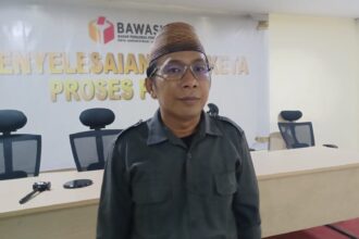 Koordinator Divisi Penanganan Pelanggaran dan Data Informasi Bawaslu Jakarta Timur, Ahmad Syarifudin di kantor Bawaslu di kawasan Kramat Jati. Foto: Joesvicar Iqbal/ipol.id