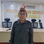 Koordinator Divisi Penanganan Pelanggaran dan Data Informasi Bawaslu Jakarta Timur, Ahmad Syarifudin Fajar dalam memberikan keterangan kasus dugaan pelanggaran pencoblosan 19 surat suara di TPS 28 Pinang Ranti, Makasar, pada Pilkada serentak 2024, Senin (2/12/2024). Foto: Joesvicar Iqbal/ipol.id