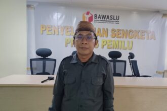 Koordinator Divisi Penanganan Pelanggaran dan Data Informasi Bawaslu Jakarta Timur, Ahmad Syarifudin Fajar dalam memberikan keterangan kasus dugaan pelanggaran pencoblosan 19 surat suara di TPS 28 Pinang Ranti, Makasar, pada Pilkada serentak 2024, Senin (2/12/2024). Foto: Joesvicar Iqbal/ipol.id