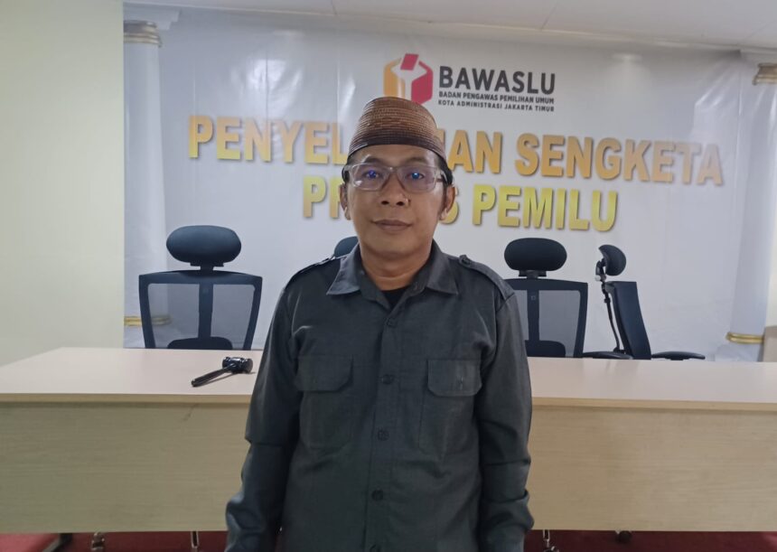 Koordinator Divisi Penanganan Pelanggaran dan Data Informasi Bawaslu Jakarta Timur, Ahmad Syarifudin Fajar dalam memberikan keterangan kasus dugaan pelanggaran pencoblosan 19 surat suara di TPS 28 Pinang Ranti, Makasar, pada Pilkada serentak 2024, Senin (2/12/2024). Foto: Joesvicar Iqbal/ipol.id