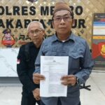 Koordinator Divisi Penanganan Pelanggaran dan Data Informasi Bawaslu Jakarta Timur, Ahmad Syarifudin Fajar didampingi Koordinator Divisi Hukum dan Penyelesaian Sengketa Bawaslu Jakarta Timur, Prayogo Bekti Utomo usai melaporkan kasus pelanggaran di TPS 28 ke Mapolres Metro Jakarta Timur, Selasa (3/12/2024). Foto: Ist