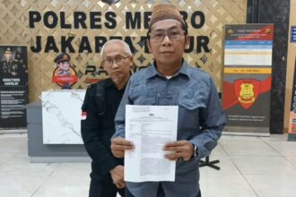 Koordinator Divisi Penanganan Pelanggaran dan Data Informasi Bawaslu Jakarta Timur, Ahmad Syarifudin Fajar didampingi Koordinator Divisi Hukum dan Penyelesaian Sengketa Bawaslu Jakarta Timur, Prayogo Bekti Utomo usai melaporkan kasus pelanggaran di TPS 28 ke Mapolres Metro Jakarta Timur, Selasa (3/12/2024). Foto: Ist