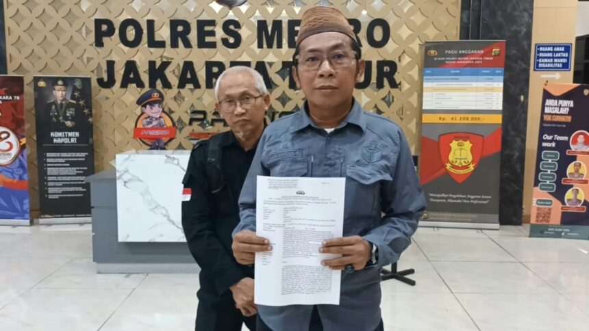 Koordinator Divisi Penanganan Pelanggaran dan Data Informasi Bawaslu Jakarta Timur, Ahmad Syarifudin Fajar didampingi Koordinator Divisi Hukum dan Penyelesaian Sengketa Bawaslu Jakarta Timur, Prayogo Bekti Utomo usai melaporkan kasus pelanggaran di TPS 28 ke Mapolres Metro Jakarta Timur, Selasa (3/12/2024). Foto: Ist