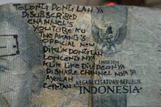 Salah satu contoh uang rupiah dicoret-coret. Foto: X, @tanyakanrl (tangkap layar)