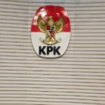 Logo Komisi Pemberantasan Korupsi (KPK) di ruang pressroom Gedung Merah Putih KPK, Kuningan, Jaksel. Foto: Yudha Krastawan/ipol.id