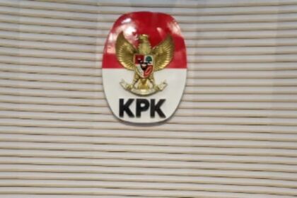 Logo Komisi Pemberantasan Korupsi (KPK) di ruang pressroom Gedung Merah Putih KPK, Kuningan, Jaksel. Foto: Yudha Krastawan/ipol.id