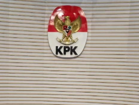 Logo Komisi Pemberantasan Korupsi (KPK) di ruang pressroom Gedung Merah Putih KPK, Kuningan, Jaksel. Foto: Yudha Krastawan/ipol.id