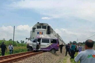 Kecelakaan lalu lintas antara Ambulance bernomor AG 8749 AC dengan kereta api 233 Matarmaja relasi Malang - Pasarsenen Foto: IG, @sahabat_kereta (tangkap layar)