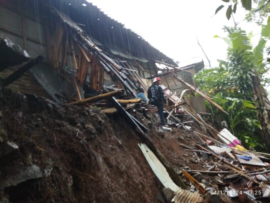 Kondisi banjir dan longsor di Kabupaten Sukabumi, Jawa Barat, Rabu (4/12/2024) merusak sejumlah rumah. Foto: BPBD Kab. Sukabumi