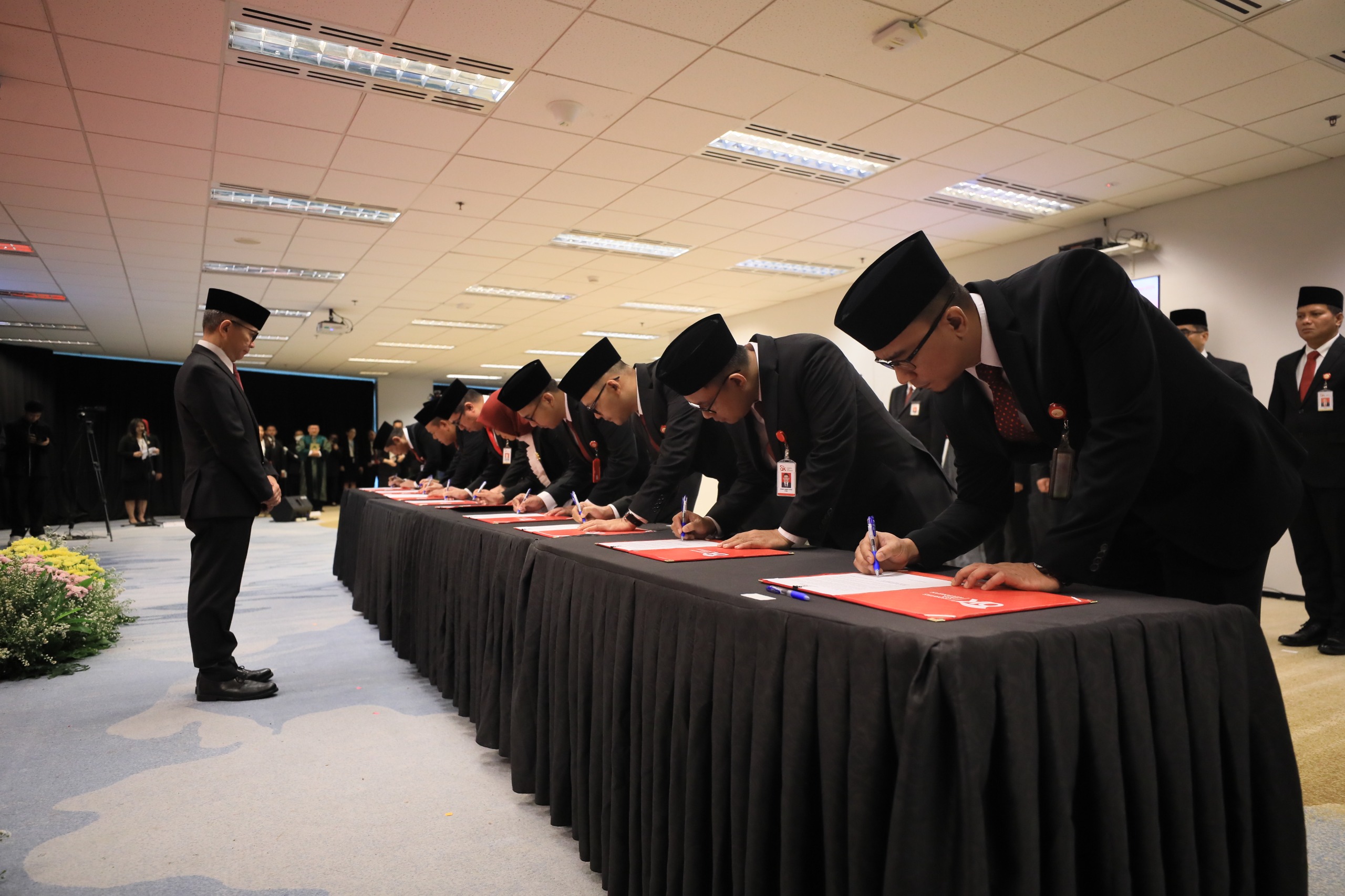 Ketua Dewan Komisioner OJK Mahendra Siregar dalam sambutannya pada acara pelantikan yang juga dihadiri oleh jajaran Dewan Komisioner OJK di Kantor OJK Wisma Mulia 2, Jakarta, Rabu