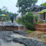 Kondisi banjir dan longsor di Kabupaten Sukabumi, Jawa Barat, pada Rabu (4/12/2024), memutus akses jalan lingkungan. Foto: BPBD Kab. Sukabumi