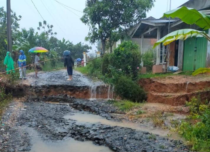 Kondisi banjir dan longsor di Kabupaten Sukabumi, Jawa Barat, pada Rabu (4/12/2024), memutus akses jalan lingkungan. Foto: BPBD Kab. Sukabumi