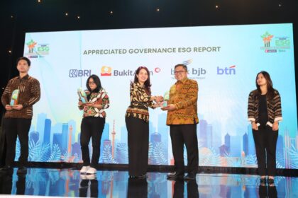 bank bjb berhasil meraih penghargaan Appreciated Governance ESG Report dari B Universe Media dalam ajang Investor Daily Indonesia ESG Appreciation Night 2024 yang diselenggarakan di The Westin Hotel, Jakarta (25/11/2024). Foto: Dok bjb