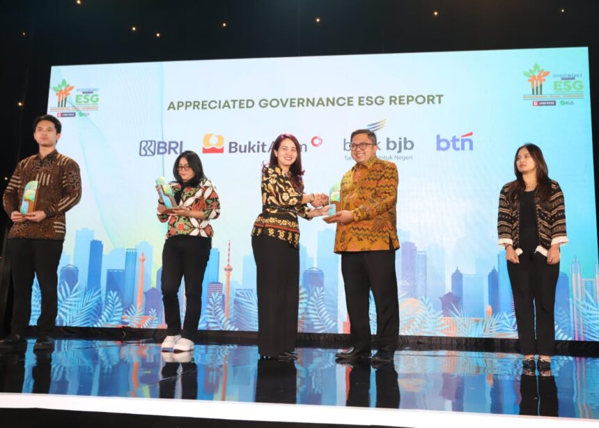 bank bjb berhasil meraih penghargaan Appreciated Governance ESG Report dari B Universe Media dalam ajang Investor Daily Indonesia ESG Appreciation Night 2024 yang diselenggarakan di The Westin Hotel, Jakarta (25/11/2024). Foto: Dok bjb