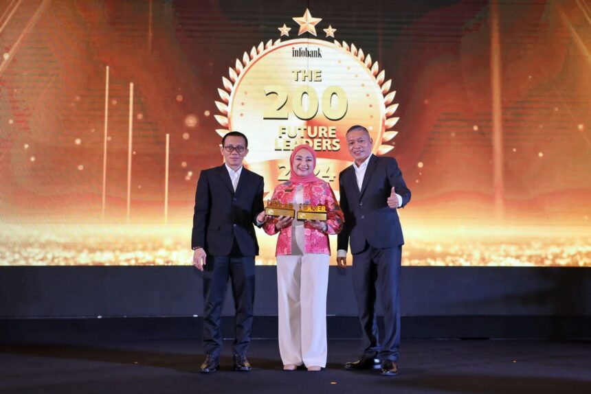 bank bjb meraih penghargaan bergengsi dalam acara Infobank Top 100 CEO & The 200 Future Leaders Forum 2024. Penghargaan tersebut diterima oleh Direktur Komersial & UMKM bank bjb Nancy Adistyasari pada hari Jumat (29/11/2024) bertempat di Grand Ballroom Ritz-Carlton Mega Kuningan. Foto: Dok bjb