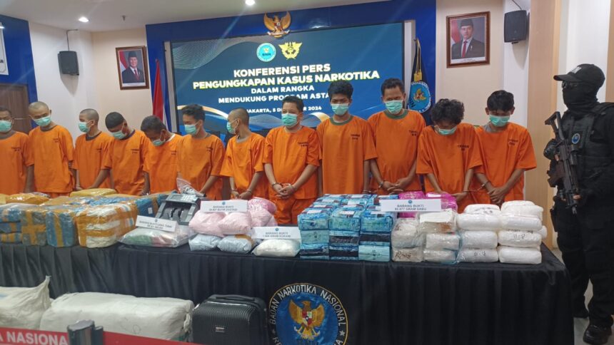 Sebanyak 35 tersangka dari 15 kasus berikut sejumlah barang bukti peredaran gelap narkotika diamankan jajaran Badan Narkotika Nasional Republik Indonesia (BNN RI), pada Kamis (5/12/2024). Foto: Joesvicar Iqbal/ipol.id