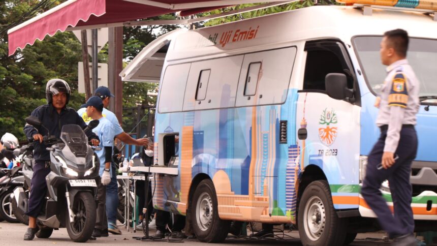 Sejumlah kendaraan bermotor saat mengikuti uji emisi gratis di Jalan Perintis Kemerdekaan, Jakarta Utara, pada Selasa (3/12/2024). Foto: Ist