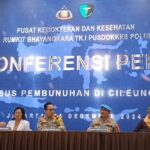 Psikiater Forensik Rumah Sakit (RS) Polri Kramat Jati, dr. Henny Riana, Sp.KJ, (K) bersama Kabid Humas Polda Metro Jaya, Kombes Ade Ary Syam Indradi (tengah), pejabat Propam dan jajaran RS Polri dalam konfrensi pers kasus pembunuhan oleh oknum polisi di Cileungsi, Bogor, Jawa Barat, pada Kamis (5/12/2024). Foto: Ist