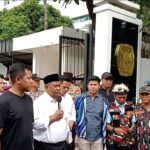 Sejumlah massa mendatangi kantor KPU Jaktim baru-baru ini meminta agar pencoblosan surat suara diusut tuntas.(foto Sofian/ipol.id)