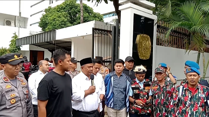 Sejumlah massa mendatangi kantor KPU Jaktim baru-baru ini meminta agar pencoblosan surat suara diusut tuntas.(foto Sofian/ipol.id)