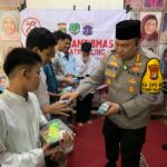 Kapolres Metro Jakarta Selatan, Kombes Ade Rahmat Idnal dan jajaran melakukan aksi Jumat Berkah membagikan paket makanan sehat dan bergizi kepada para siswa-siswi Pesantren Assa'adah di kawasan Gandaria Utara, Kebayoran Baru, pada Jumat (6/12/2024). Foto: Ist