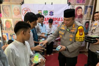 Kapolres Metro Jakarta Selatan, Kombes Ade Rahmat Idnal dan jajaran melakukan aksi Jumat Berkah membagikan paket makanan sehat dan bergizi kepada para siswa-siswi Pesantren Assa'adah di kawasan Gandaria Utara, Kebayoran Baru, pada Jumat (6/12/2024). Foto: Ist