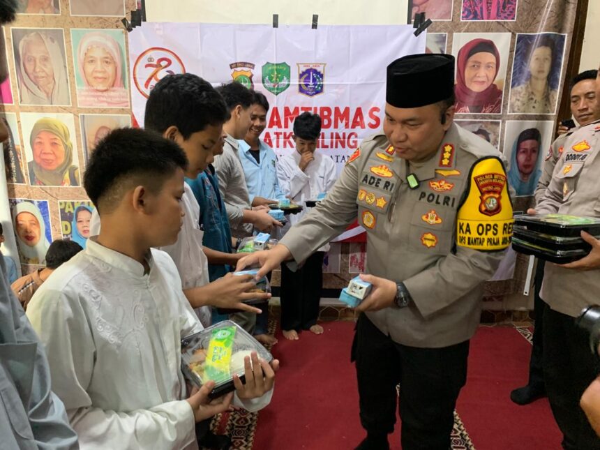 Kapolres Metro Jakarta Selatan, Kombes Ade Rahmat Idnal dan jajaran melakukan aksi Jumat Berkah membagikan paket makanan sehat dan bergizi kepada para siswa-siswi Pesantren Assa'adah di kawasan Gandaria Utara, Kebayoran Baru, pada Jumat (6/12/2024). Foto: Ist