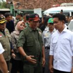 Wakil Presiden RI, Gibran Rakabuming (kemeja putih) meninjau lokasi bencana di Kampung Cihonje, Desa Sukamaju, Kecamatan Cikembar, Kabupaten Sukabumi, Jawa Barat, pada Jumat (6/12/2024) siang. Foto: Biro Sekretariat Wakil Presiden