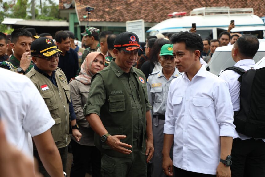 Wakil Presiden RI, Gibran Rakabuming (kemeja putih) meninjau lokasi bencana di Kampung Cihonje, Desa Sukamaju, Kecamatan Cikembar, Kabupaten Sukabumi, Jawa Barat, pada Jumat (6/12/2024) siang. Foto: Biro Sekretariat Wakil Presiden