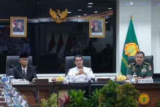 Kepala Staf Angkatan Darat (Kasad), Jenderal TNI Maruli Simanjuntak (paling kanan) saat menghadiri rapat koordinasi strategis antara Kementerian Pertanian (Kementan) dan Kementerian Pekerjaan Umum Republik Indonesia (Kemen PU RI) yang berlangsung di Pasar Minggu, Jakarta Selatan. Foto: Dispenad