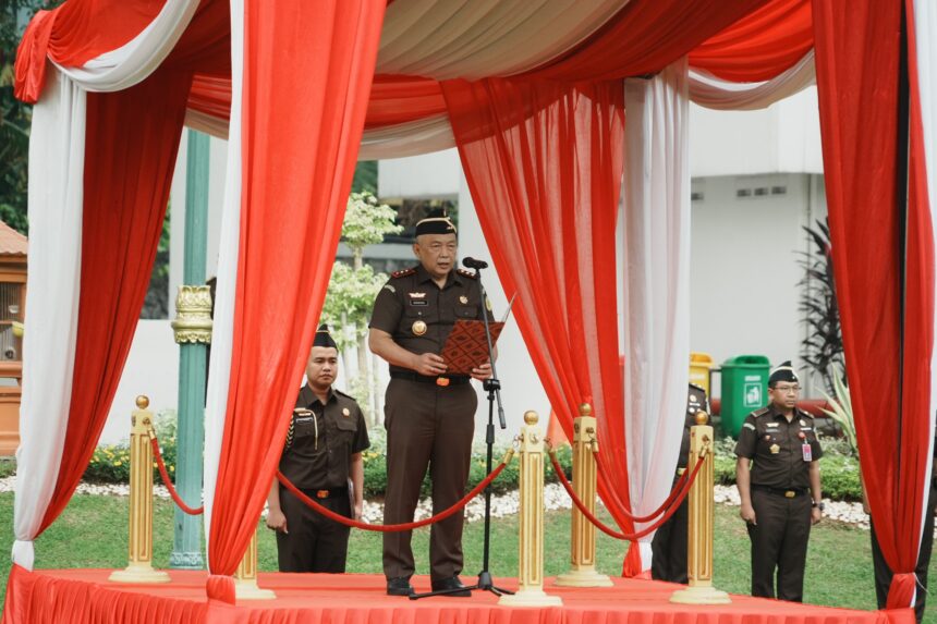 Mewakili Jaksa Agung ST Burhanuddin, Wakil Jaksa Agung, Feri Wibisono pimpin upacara Peringatan Hari Anti Korupsi Sedunia (Hakordia) 2024 di Kejaksaan Agung, Jakarta, Senin (9/12/2024). Foto: Puspenkum Kejaksaan Agung