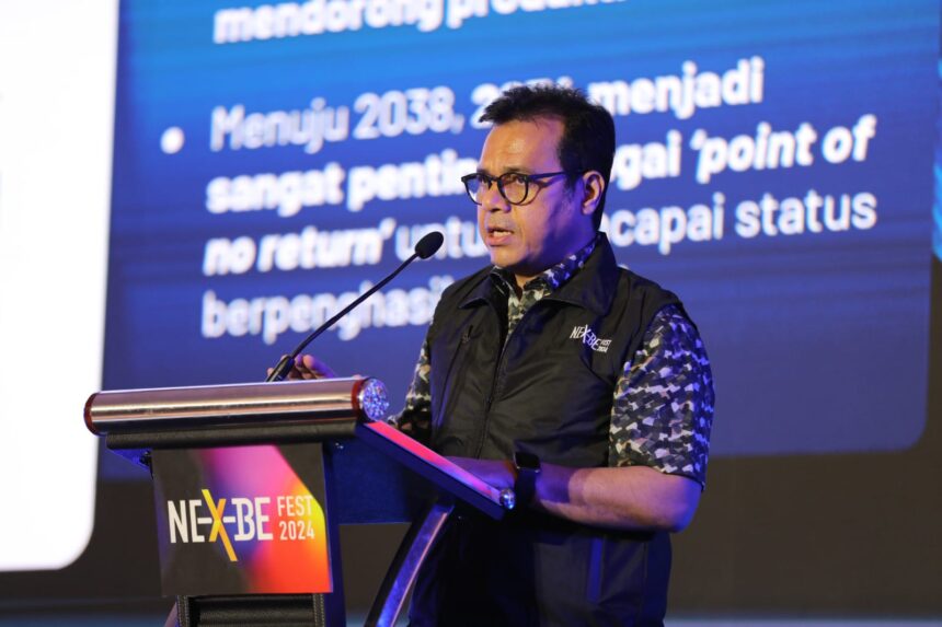 Wakil Menteri Komunikasi dan Digital Nezar Patria ketika memberikan sambutan dalam acara Nex-BE Fest 2024 yang berlangsung di Hotel Ritz Carlton, Jakarta, pada Kamis, (5/12/2024). Foto: Telkom Indonesia