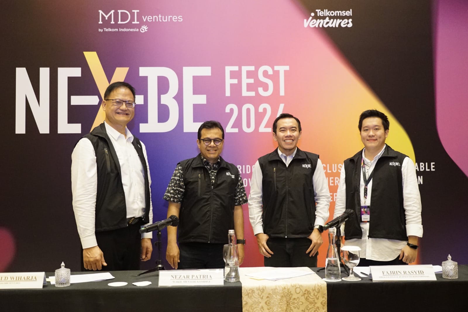 CEO MDI Ventures Donald Wihardja (Paling Kiri), Wakil Menteri Komunikasi dan Digital Nezar Patria (Kedua dari Kiri), Direktur Digital Business Telkom Muhamad Fajrin Rasyid (Kedua dari Kanan), VP of Strategy & Sustainability MDI Ventures Alvin Evander (Paling Kanan). Foto: Telkom Indonesia