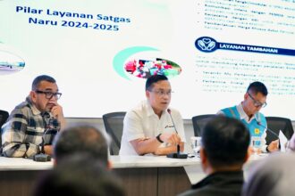 Direktur Utama Pertamina, Simon Aloysius Mantiri (tengah) saat konferensi pers di Kementerian BUMN, Jakarta, Senin (9/12/2024). Foto: Dok Pertamina