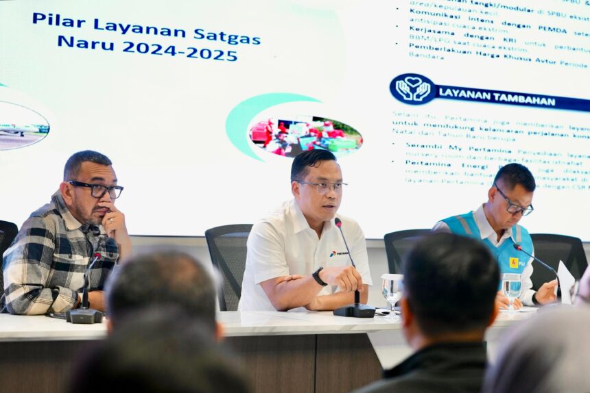 Direktur Utama Pertamina, Simon Aloysius Mantiri (tengah) saat konferensi pers di Kementerian BUMN, Jakarta, Senin (9/12/2024). Foto: Dok Pertamina