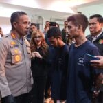 Kapolres Metro Jakarta Timur, Kombes Nicolas Ary Lilipaly saat konfrensi pers pengungkapan kasus pencurian motor bermodus debt collector, pada Senin (9/12/2024). Foto: Joesvicar Iqbal/ipol.id