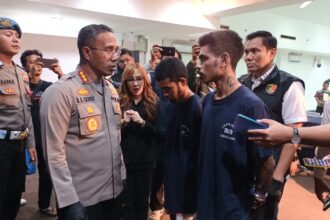 Kapolres Metro Jakarta Timur, Kombes Nicolas Ary Lilipaly saat konfrensi pers pengungkapan kasus pencurian motor bermodus debt collector, pada Senin (9/12/2024). Foto: Joesvicar Iqbal/ipol.id