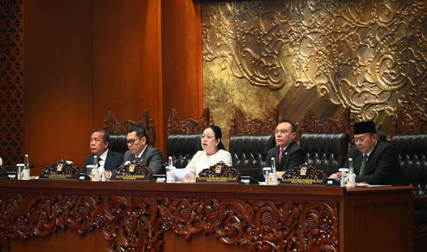 Ketua DPR RI Puan Maharani saat memimpin Sidang Paripurna di Gedung Nusantara II, Senayan, Jakarta, Selasa (15/10/2024). (Foto: Parlementaria)