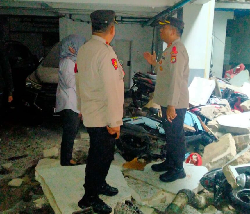 Polisi mengamankan dan melakukan olah TKP di tempat Pijat dan Spa Winners di Jalan Lamandau Raya, No. 23, Kelurahan Kramat Pela, Kecamatan Kebayoran Baru, Jakarta Selatan, pada Rabu (11/12/2024). Foto: Ist