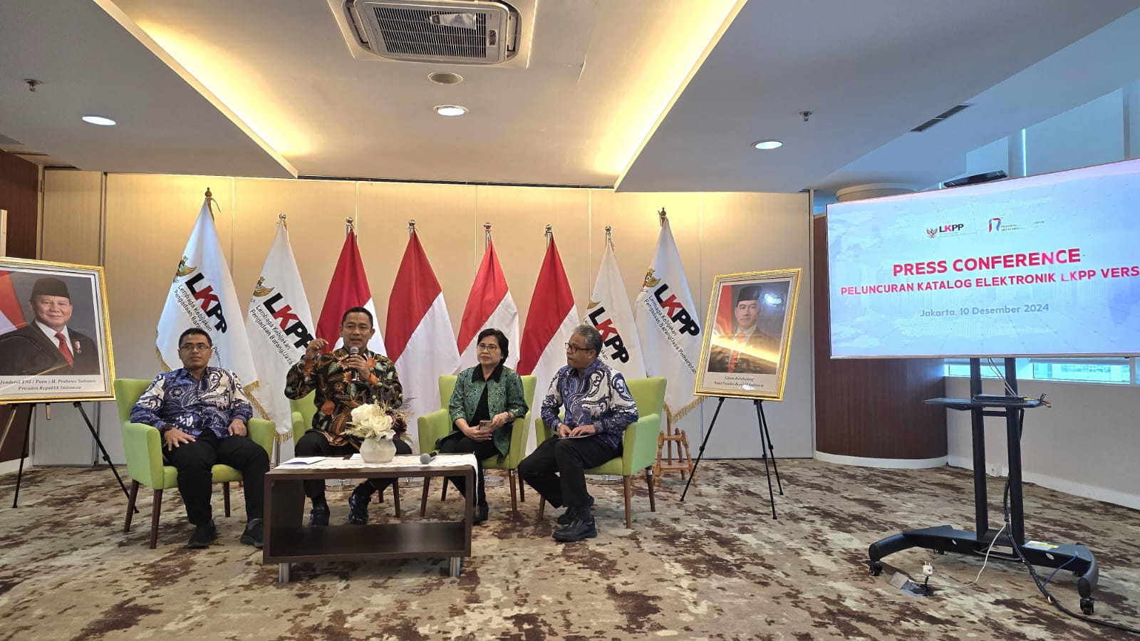 (Kiri ke Kanan) Deputi Bidang Transformasi Pengadaan Digital LKPP Patria Susantosa, Kepala LKPP Hendrar Prihadi, Direktur Enterprise & Business Service Telkom FM Venusiana R, dan Sekretaris Utama LKPP Iwan Herniwan pada acara Press Conference Peluncuran Katalog Elektronik Versi 6.0 di Istana Negara, Jakarta, Selasa (10/12/2024). Foto: Telkom Indonesia