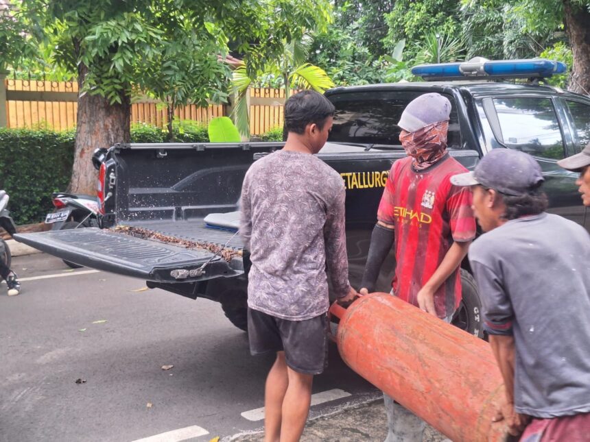 Usai olah tempat kejadian perkara (TKP) dilakukan Puslabfor Mabes Polri di lokasi ledakan gas pemanas air, Spa & Pijat Winners di kawasan Kebayoran Baru, Jakarta Selatan, Rabu (11/12/2024). Barang bukti tabung gas berukuran 50 kilogram (Kg) diamankan. Foto: Ist