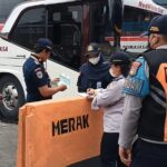 Petugas melakukan ramp check atau pemeriksaan laik jalan armada bus Antar Kota Antar Provinsi (AKAP) di Terminal Kampung Rambutan, Ciracas, Jakarta Timur, pada Rabu (11/12/2024). Foto: Ist