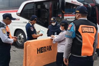 Petugas melakukan ramp check atau pemeriksaan laik jalan armada bus Antar Kota Antar Provinsi (AKAP) di Terminal Kampung Rambutan, Ciracas, Jakarta Timur, pada Rabu (11/12/2024). Foto: Ist