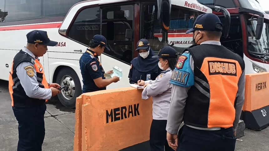 Petugas melakukan ramp check atau pemeriksaan laik jalan armada bus Antar Kota Antar Provinsi (AKAP) di Terminal Kampung Rambutan, Ciracas, Jakarta Timur, pada Rabu (11/12/2024). Foto: Ist