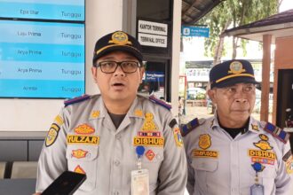 Kepala Terminal Kampung Rambutan, Jakarta Timur, Yulza Ramadhoni didampingi petugas terminal Syarifuddin dalam memberikan keterangan terkait ramp check atau pemeriksaan laik jalan armada di Terminal Kampung Rambutan, Ciracas, Jakarta Timur, Rabu (11/12/2024). Foto: Ist