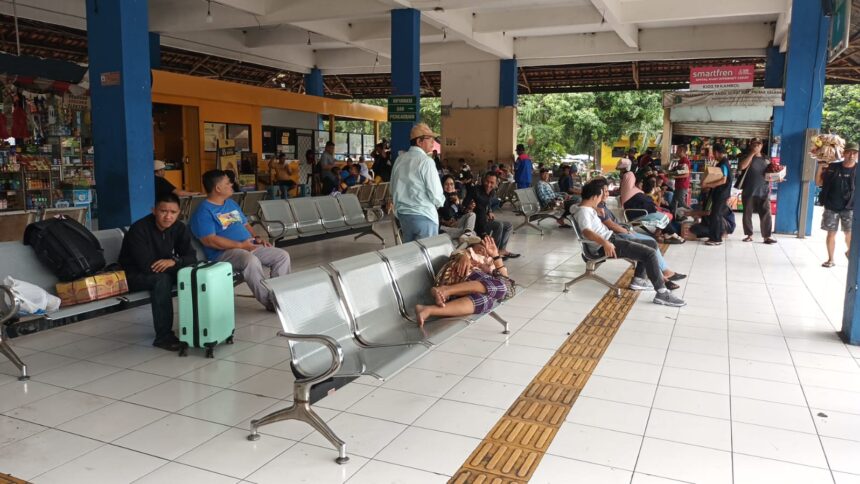 Suasana Terminal Kampung Rambutan, Ciracas, Jakarta Timur, belum terlihat ada lonjakan penumpang menjelang Natal dan tahun baru (Nataru), pada Rabu (11/12/2024). Foto: Ist