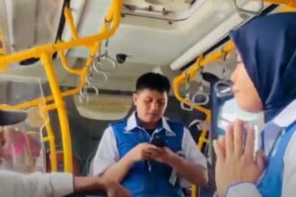 Seorang pria lanjut usia yang bersikeras menaiki bus TransJakarta pink viral di media sosial. Foto: Tangkap layar TikTok @nopnop