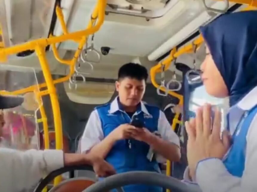 Seorang pria lanjut usia yang bersikeras menaiki bus TransJakarta pink viral di media sosial. Foto: Tangkap layar TikTok @nopnop